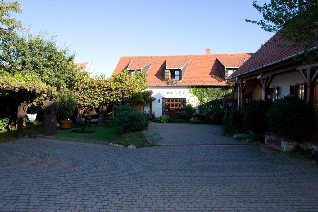 Fogado Az Oereg Preshez Mór Exterior foto