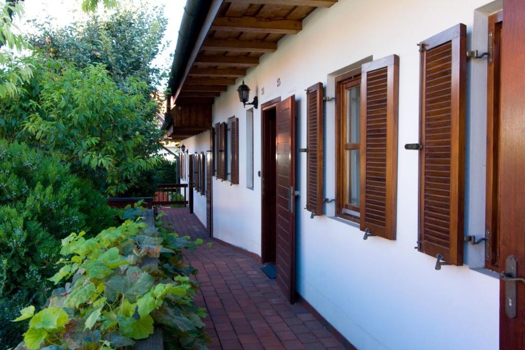 Fogado Az Oereg Preshez Mór Exterior foto