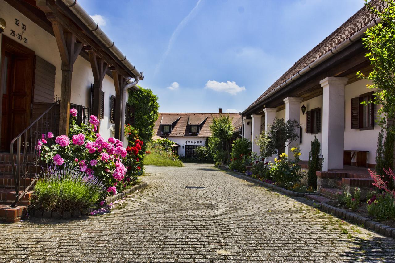 Fogado Az Oereg Preshez Mór Exterior foto